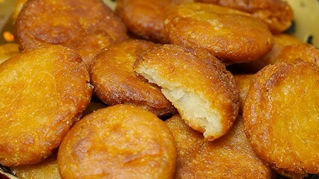 ఇక ఆ తర్వాత దీనిలో కొద్దిగా నూనెను వేసి పిండిలో బాగా కలపాలి. ఇప్పుడు తగినన్ని నీళ్లు పోసి చపాతీ పిండిలాగా దీనిని  కలుపుకోవాలి. ఆ తర్వాత వాటికీ కొద్దిగా నూనెను రాసుకుని, ఉండలుగా చేసుకోవాలి
