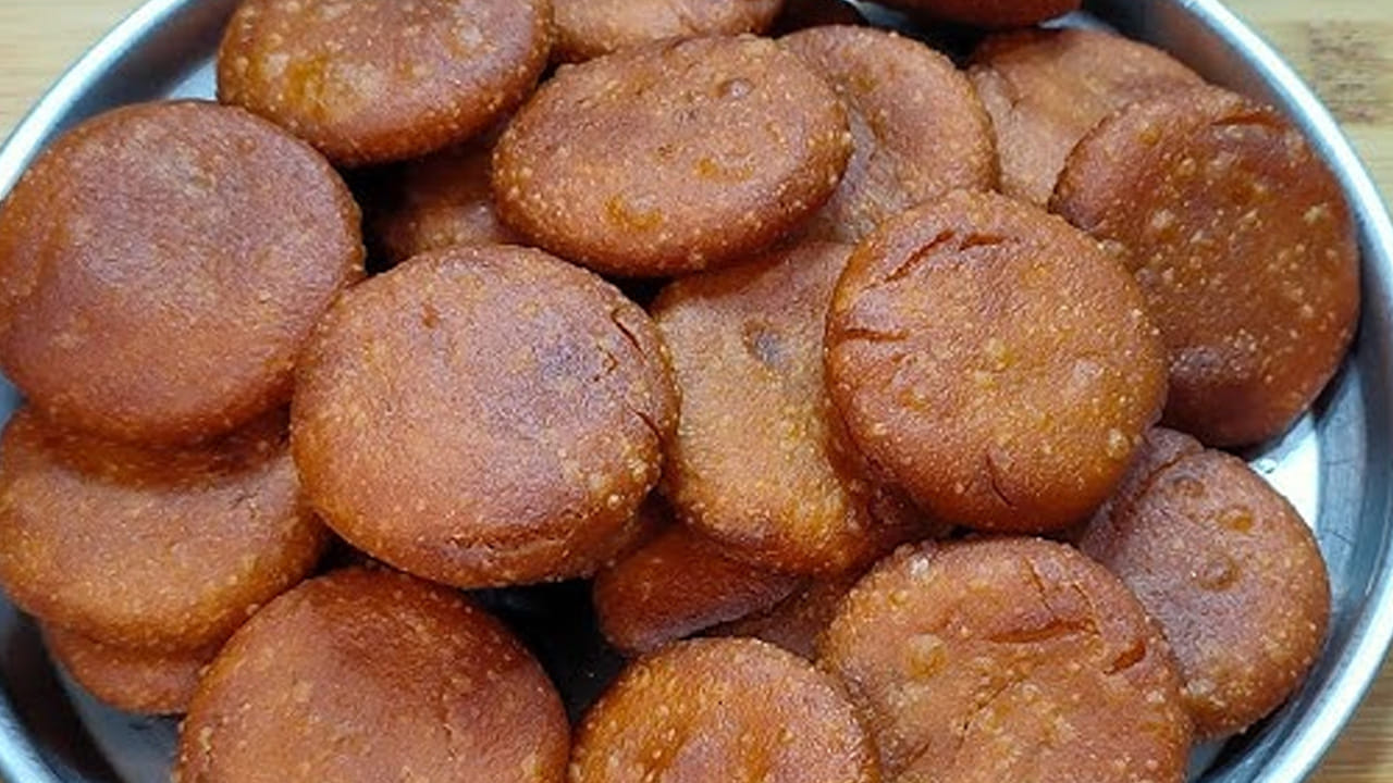 కవర్ లేదా ఏదొక ఆకుపై ఆయిల్ రాసి, ఉండలను అప్పాలుగా చేసుకోవాలి. స్టవ్ పై పాన్ పెట్టి దానిలో ఆయిల్ వేసి, అది వేడయ్యాక  అప్పాలను నూనెలో వేసి, సన్నని మంటపై కాల్చి బంగారు కలర్లోకి మారే  వరకు బాగా వేయించాలి.