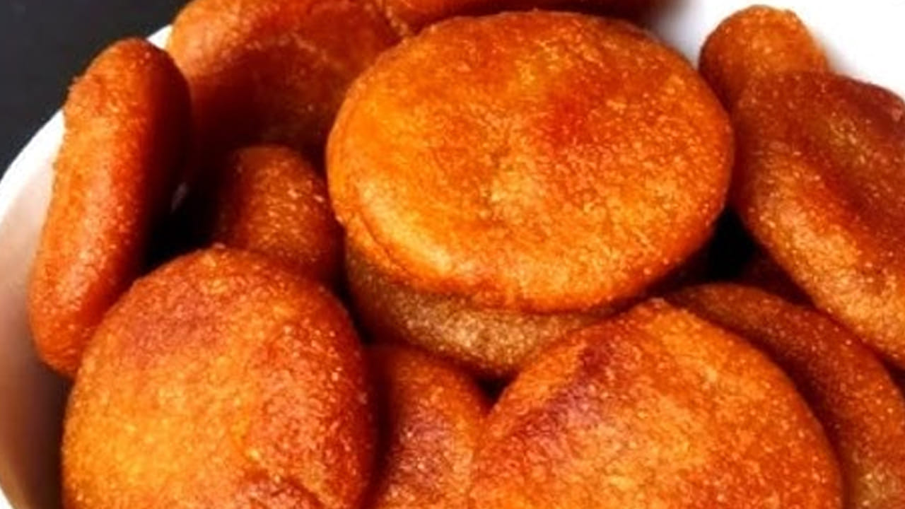 అంతే వేడి వేడి అప్పాలు రెడీ. ఇవి చల్లారిన తర్వాత ఒక ప్లేట్ కానీ గిన్నెలో కానీ వీటిని తీసుకోవాలి. ఇంకా వీటిని ఒక  డబ్బాలో నిల్వ చేసుకుంటే ఎన్నో  రోజులు ఉంటాయి. చిన్న పిల్లల నుంచి పెద్దల వరకు వీటిని ఇష్టంగా తింటారు. 