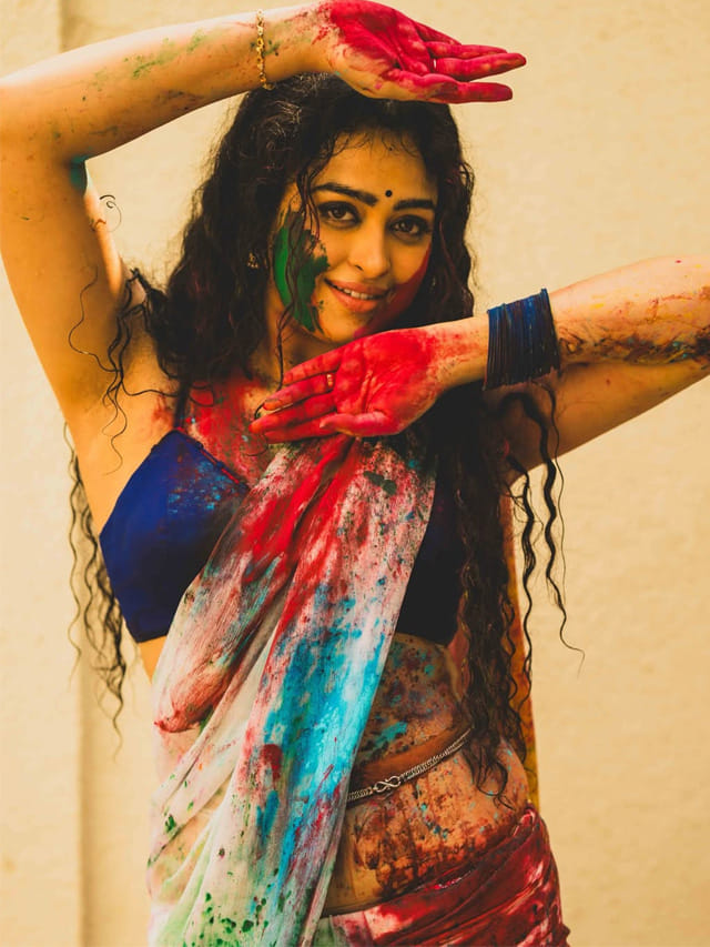 ఒంటినిండా హోలీ రంగులు.. అప్సర రాణి అందాల అరాచకం..