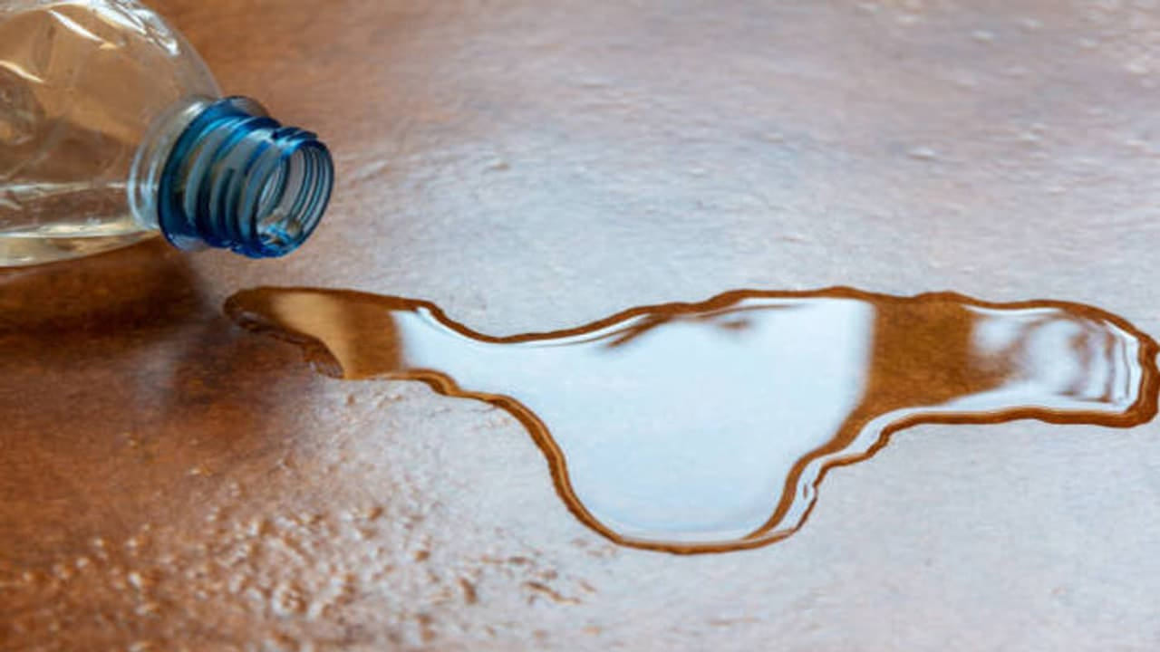 బౌల్‌లో నూనె పోస్తుంటే, అది జారి కింద పడి పోవడం, నూనె కింద పోవడం వంటి సంఘటన జరిగినట్లు అయితే, అది అరిష్టానికి సంకేతం. ఇది చాలా అశుభకరం. నూనె శని గ్రహంతో ముడి పడి ఉంటుంది. కాబట్టి, ఇది కింద పడిపోవడం అనేది మీ ఆర్థిక ప్రవాహాన్ని అడ్డుకుంటుంది. అంతే కాకుండా అనేక సమస్యలకు కారణం అవుతుంది. అలాగే మీ పురోగతి ఆగిపోతుంది అనే దానికి సంకేతం అంటున్నారు నిపుణులు.