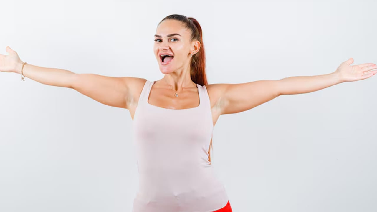  ఆర్మ్ సర్కిల్స్ (Arm Circles): రెండు చేతులను పక్కలకు చాపి, చిన్న వృత్తాకారంలో తిప్పాలి. ముందుగా క్లాక్‌వైజ్, ఆ తర్వాత యాంటీ-క్లాక్‌వైజ్ దిశలో 50 సార్లు చేయడం వల్ల భుజాలు, చేతులు టోన్ అవుతాయి.