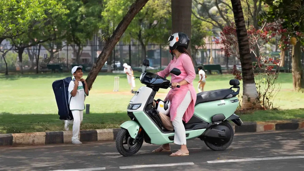  Electric Scooters: ఏథర్ ఎనర్జీ తన జనాదరణ పొందిన ఎలక్ట్రిక్ స్కూటర్స్‌ అయిన రిజ్టా ఎస్, 450ఎస్‌లపై ఆకర్షణీయమైన తాత్కాలిక తగ్గింపు ఆఫర్లను ప్రవేశపెట్టింది. దీని ద్వారా వినియోగదారులు మార్చి 2026 వరకు రూ.20,000 వరకు ఆదా చేసుకోవచ్చు. ఈ ఆఫర్లు మార్చి 31 వరకు భారతదేశవ్యాప్తంగా ఉన్న ఏథర్ ఎక్స్‌పీరియన్స్ సెంటర్లలో అందుబాటులో ఉంటాయి. ప్రభుత్వ పీఎం ఇ-డ్రైవ్ సబ్సిడీ గడువు ముగియనున్న తరుణంలో ఈ ఆఫర్లు రావడం, మరింత మంది కొనుగోలుదారులు ఎలక్ట్రిక్ మొబిలిటీ ఎంపికలను పరిగణనలోకి తీసుకునేలా ప్రోత్సహిస్తోంది.
