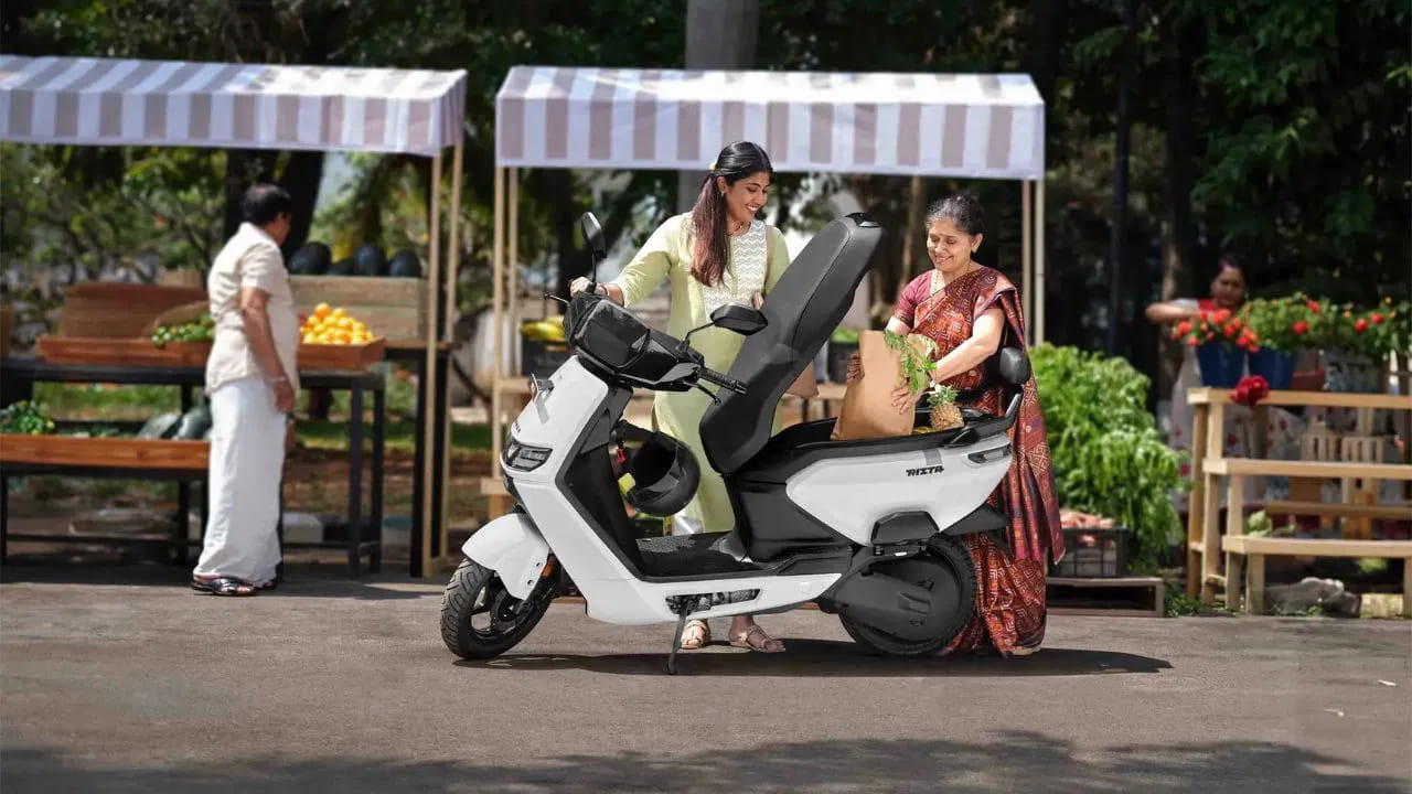  అదేవిధంగా 450S ధర రూ.113,100 (ఎక్స్-షోరూమ్ ముంబై). ఇది సుమారుగా రూ.17,899 తగ్గింపు. ఏథర్ రిజ్టా S కుటుంబాలను లక్ష్యంగా చేసుకుంది. దీని డిజైన్ సీటు కింద 34 లీటర్ల పెద్ద స్టోరేజ్, 123 కి.మీ.ల IDC రేంజ్ కారణంగా, ఇది రోజువారీ ప్రయాణాలకు, చిన్న చిన్న పనులకు అనువైనదిగా ఉంటుంది. ఇందులో 2.9 kWh బ్యాటరీ, గంటకు 80 కి.మీ.ల గరిష్ట వేగం ఉన్నాయి.