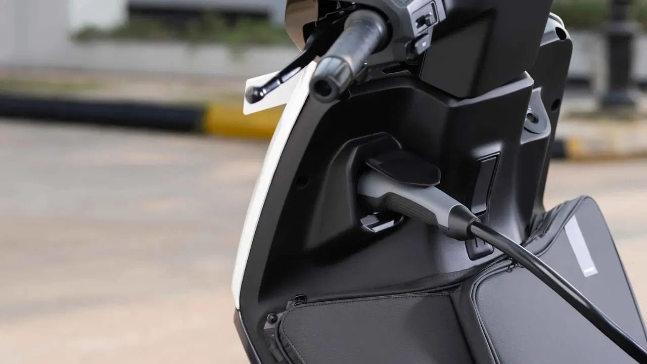  మరోవైపు 450S పట్టణ ప్రాంత రైడర్‌లను ఆకర్షిస్తుంది. ఇది 115 కి.మీ (IDC) వరకు రేంజ్ గల 2.9 kWh బ్యాటరీ, 6 kW మోటార్‌తో వస్తుంది. ఈ ప్రమోషన్ ఎలక్ట్రిక్ వాహనాల మార్కెట్‌లోని సంవత్సరాంతపు అమ్మకాల ప్రచారానికి అనుగుణంగా ఉంది.