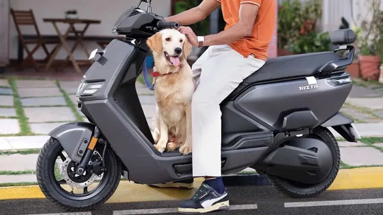 ఇది కంపెనీకి స్టాక్ను క్లియర్ చేయడానికి, అమ్మకాలను పెంచడానికి సహాయపడుతుంది. ముందుగా కొనుగోలు చేసేవారు ఈ ప్రయోజనాలను మార్చి 31వ తేదీ వరకు చెల్లుబాటులో ఉండే నెలకు రూ.5,000 ఇ-డ్రైవ్ క్యాష్ సబ్సిడీతో కలిపి పొందడం ద్వారా ఖర్చులను మరింత తగ్గించుకోవచ్చు. 8 సంవత్సరాల బ్యాటరీ వారంటీతో ఇప్పుడు మరింత చౌకగా లభిస్తున్నాయి.
