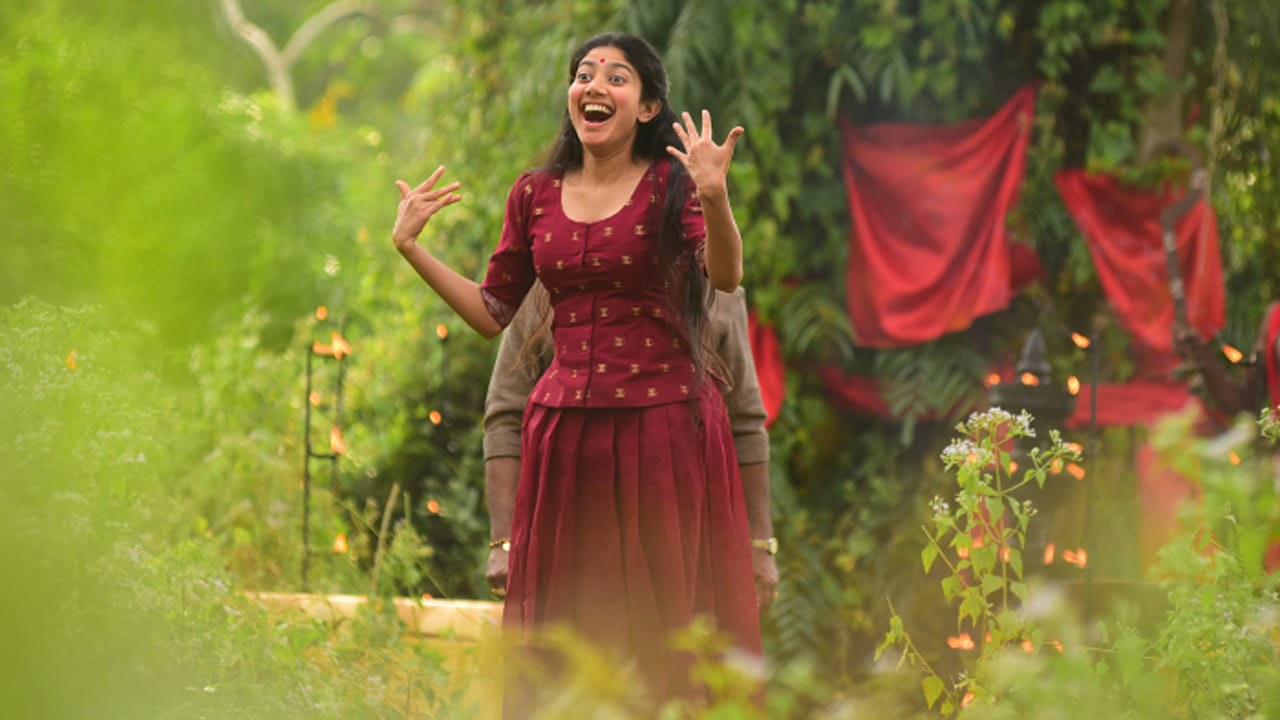 సాయి పల్లవి గురించి ప్రత్యేకంగా చెప్పక్కర్లేదు. గ్లామర్ షోకు.. హడావిడికి దూరంగా ఉంటూ కంటెంట్ ప్రాధాన్యత ఉన్న సినిమాలను ఎంచుకుంటుంది. తక్కువ సమయంలోనే మంచి గుర్తింపు తెచ్చుకున్న ఈ అమ్మడు.. ప్రస్తుతం హిందీలో బ్యాక్ టూ బ్యాక్ చిత్రాల్లో నటిస్తూ అక్కడే బిజీగా ఉంటుంది. 