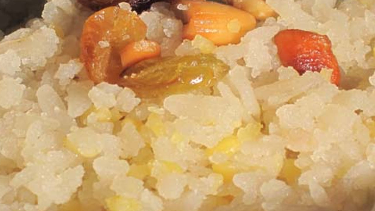 ముందుగా గ్యాస్ స్టవ్ వెలిగించి పాన్ పెట్టి నెయ్యి వేసి అటుకులను వేసి బాగా వేయించుకోవాలి. ఆ తర్వాత వీటిని ఒక గిన్నెలోకి తీసుకోవాలి.  ఇలా అటుకులను వేయిస్తే అవి అతుక్కోకుండా ఉంటాయి. అలాగే, బెల్లాన్ని కూడా తీసుకుని తురుముకుని ఒక ప్లేట్ లో పెట్టుకోవాలి.