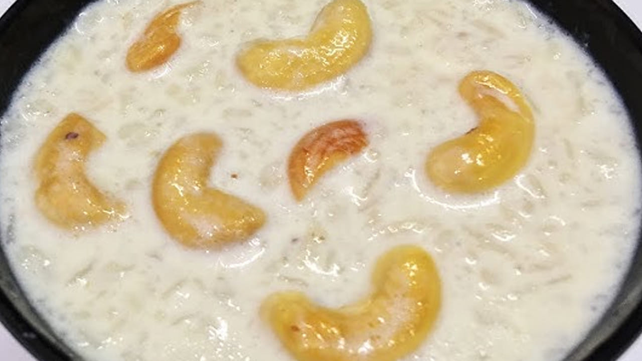 పాలు మరిగిన తర్వాత వేయించుకున్న అటుకులను వేసి , మీడియం మంట మీద ఉంచి 16 నిమిషాల పాటు అలాగే ఉడికించాలి. ఈ మిశ్రమం పాయసంలా అయ్యే వరకు వరకు స్టవ్ మీదే దానిని ఉంచాలి.
