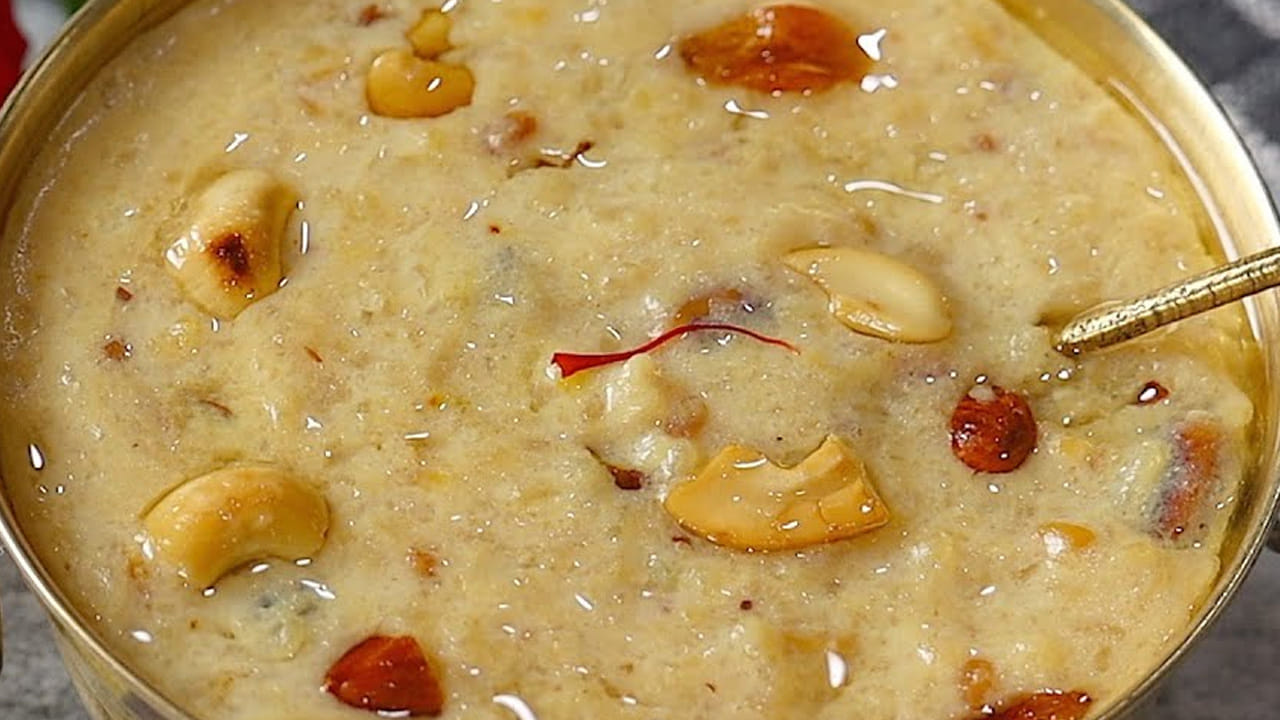 అటుకులు బాగా ఉడకనివ్వాలి ఇలా చేస్తే రుచిగా ఉంటాయి. ఆ తర్వాత దానిలో రెండు టేబుల్ స్పూన్స్ నెయ్యి, 10  బాదం పప్పులు, 6 కిస్‌మిస్‌లను కూడా బాగా  కలుపుకోవాలి. అంతే, వేడి వేడి అటుకుల,పాయసం రెడీ.