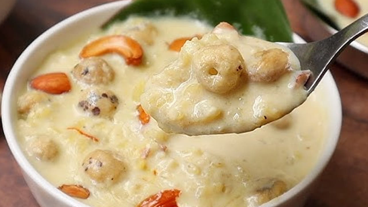 బెల్లం మిశ్రమం: ఇక ఇప్పుడు గ్యాస్ స్టవ్ వెలిగించి ఒక పాత్ర పెట్టి మూడు కప్పుల పాలు పోసి ఆ తర్వాత వాటిలో బెల్లం తురుమ,  ఒక టేబుల్ స్పూన్ యాలకుల పొడి వేసి గరిటేతో బాగా మిక్స్ అయ్యేలా కలుపుకోవాలి. 