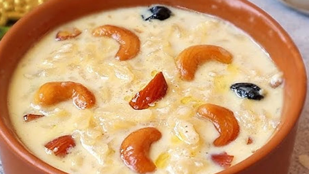 కావాల్సిన పదార్ధాలు : రెండు కప్పులు అటుకులు, మూడు కప్పుల పాలు , 200 గ్రాముల తురిమిన బెల్లం, ఒక కప్పు కొబ్బరి ముక్కలు , ఒక టేబుల్ స్పూన్ యాలకుల పొడి, ఒక టేబుల్ స్పూన్ నెయ్యి, బాదం పప్పులు, జీడిపప్పులు , కిస్ మిస్ లు తీసుకోవాలి.