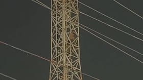 గ్యాస్ దొరకడం లేదని సెల్ టవర్ ఎక్కిన డ్రైవర్లు