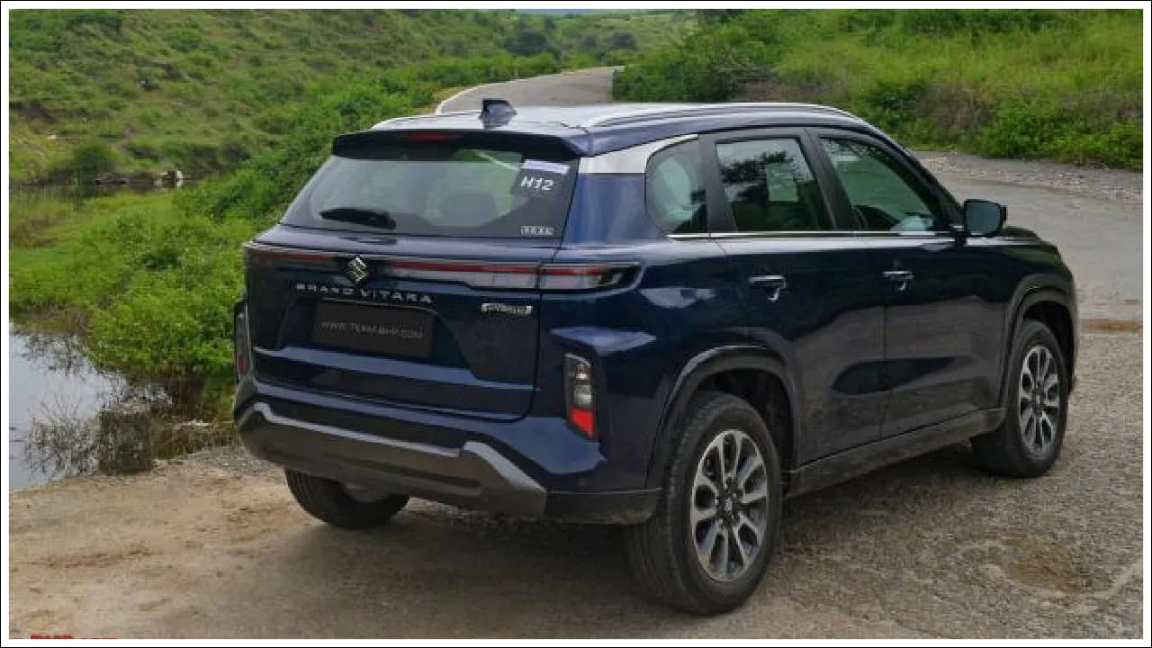 ఈ SUV మారుతి సుజుకి గ్రాండ్ విటారా, దీనిని మారుతి సుజుకి ప్రవేశపెట్టింది. గ్రాండ్ విటారా 1.5-లీటర్, 4-సిలిండర్ మైల్డ్-హైబ్రిడ్ పెట్రోల్ ఇంజిన్తో శక్తినిస్తుంది. హైబ్రిడ్ పవర్ట్రెయిన్ ఈ SUVకి అద్భుతమైన ఇంధన సామర్థ్యాన్ని అందిస్తుంది.