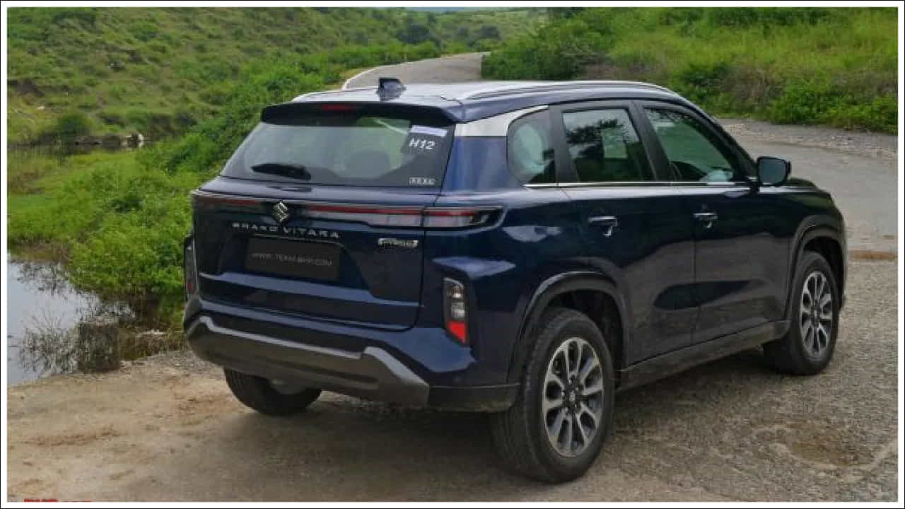  ఈ SUV మారుతి సుజుకి గ్రాండ్ విటారా, దీనిని మారుతి సుజుకి ప్రవేశపెట్టింది. గ్రాండ్ విటారా 1.5-లీటర్, 4-సిలిండర్ మైల్డ్-హైబ్రిడ్ పెట్రోల్ ఇంజిన్‌తో శక్తినిస్తుంది. హైబ్రిడ్ పవర్‌ట్రెయిన్ ఈ SUVకి అద్భుతమైన ఇంధన సామర్థ్యాన్ని అందిస్తుంది.
