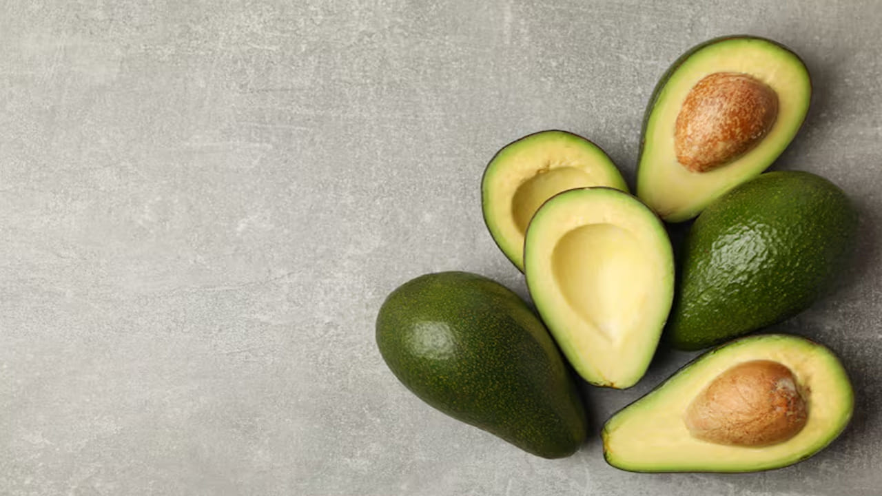 అవకాడోలలో సహజంగా లభించే ఫైబర్, ఫోలేట్, విటమిన్లు మీ మానసిక స్థితిని మెరుగుపరచడంలో సహాయపడతాయి. ఈ అంశాలు ఒత్తిడిని తగ్గించడంలో, మానసిక చురుకుదనాన్ని ప్రోత్సహించడంలో సహాయపడతాయి. అవకాడోలోని ఫైబర్ మీ పేగు ఆరోగ్యాన్ని మెరుగుపరచడంలో సహాయపడుతుంది. ఇది మలబద్ధకం నుండి ఉపశమనం కలిగిస్తుంది. మీ జీర్ణక్రియను మెరుగుపరుస్తుంది. దీని అర్థం మీరు మీ జీర్ణ ఆరోగ్యాన్ని మెరుగుపరచుకోవచ్చు.