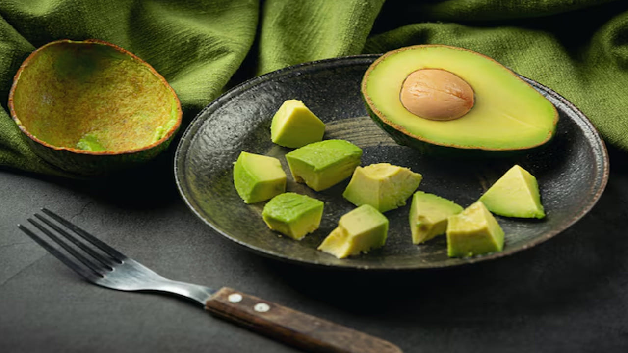 అవకాడో ఆరోగ్యకరమైన, పోషకాలు అధికంగా ఉండే పండు. దాని ఆరోగ్య ప్రయోజనాలకు ప్రసిద్ధి చెందింది. మార్కెట్లో దాని అధిక ధర కారణంగా ప్రజలు దీనిని తినడానికి ఇష్టపడరు. అవకాడోను క్రమం తప్పకుండా తీసుకోవడం వల్ల మీ ఆరోగ్యానికి అనేక విధాలుగా ప్రయోజనకరంగా ఉంటుందని ప్రఖ్యాత పోషకాహార నిపుణుడు నిఖిల్ వాట్స్ వివరించారు. మంచి ఆరోగ్యాన్ని కాపాడుకోవడం వల్ల మీరు డాక్టర్ వద్దకు వెళ్లాల్సిన అవసరం ఉండదు. 