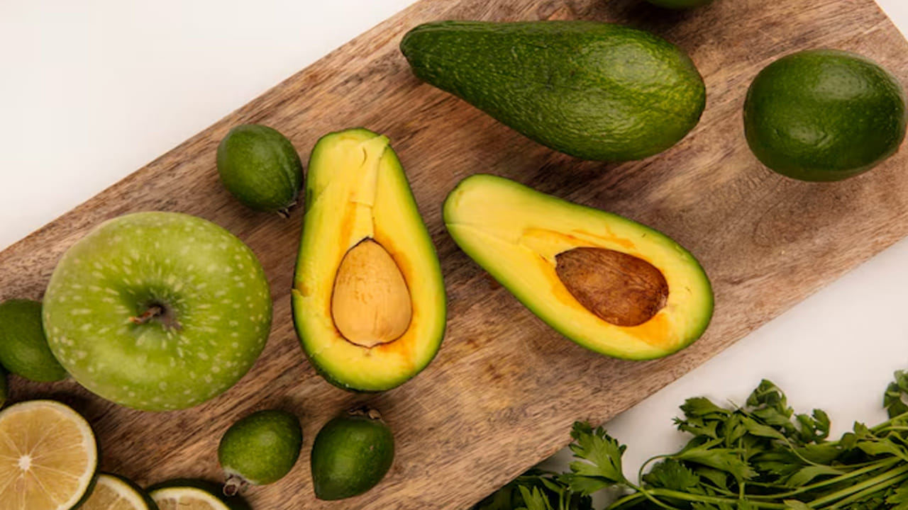 అవకాడోలు విటమిన్లు, ఖనిజాలు, ఇతర పోషకాలతో సమృద్ధిగా ఉంటాయి. పొటాషియం, విటమిన్ సి, విటమిన్ ఇ, ఫోలేట్, ఫైబర్ మన ఆరోగ్యాన్ని మెరుగుపరచడంలో చాలా ముఖ్యమైనవి. అవకాడోలోని పోషకాలు, ఫైబర్ గుండె ఆరోగ్యాన్ని మెరుగుపరచడంలో సహాయపడతాయి. ఇంకా, పొటాషియం కంటెంట్ రక్తపోటును నియంత్రించడంలో సహాయపడుతుంది. గుండె జబ్బుల ప్రమాదాన్ని తగ్గిస్తుంది.