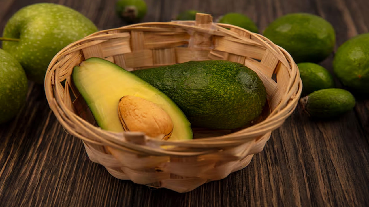 అవకాడోలో మంచి మొత్తంలో ఫైబర్ ఉంటుంది. ఇది మీ ఆకలిని తగ్గించడంలో సహాయపడుతుంది. మీరు అతిగా తినకుండా నిరోధిస్తుంది. దీని కారణంగా మీ బరువు నియంత్రణలో ఉంటుంది. క్రమంగా మీరు స్లిమ్గా మారవచ్చు. అవకాడోలో లభించే విటమిన్లు, ఇతర పోషకాలు చర్మ ఆరోగ్యాన్ని కాపాడుకోవడానికి సహాయపడతాయి. ఇంకా, అవకాడోలో ఉండే ఫోలేట్, విటమిన్ ఇ కంటెంట్ చర్మ రంగును మెరుగుపరచడంలో, ప్రకాశవంతంగా, ఆరోగ్యంగా ఉంచడంలో సహాయపడుతుంది.