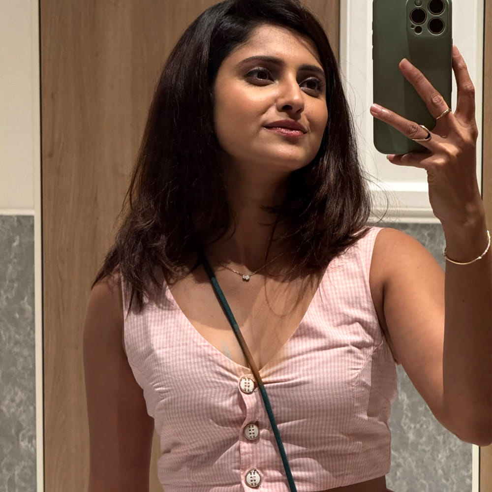 రీసెంట్ గా బిగ్ బాస్ సీజన్ 9లో తళుక్కున మెరిసింది. బిగ్ బాస్ సీజన్ 9లో వైల్డ్ కార్డు ద్వారా ఎంట్రీ ఇచ్చిన అయేషా. అనారోగ్య సమస్యలతో కొద్దిరోజులకే షో నుంచి వెళ్ళిపోయింది. సోషల్ మీడియాలో యాక్టివ్ గా ఉండే ఈ చిన్నది తన ఫొటోలతో అభిమానులను కవ్విస్తుంది. 