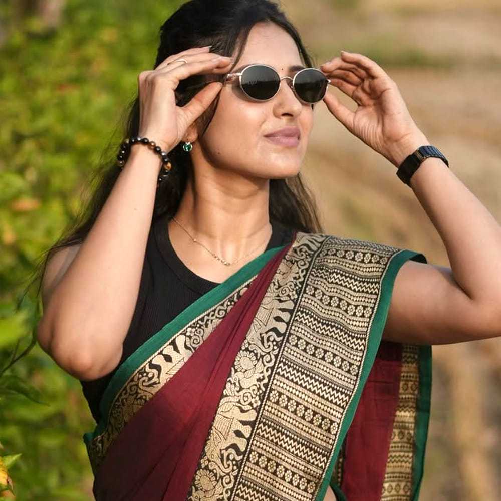 అలాగే మొన్నామధ్య జీ తమిళంలో వచ్చే సూపర్ క్వీన్ షోలో పాల్గొంది. ఇదివరకు తెలుగులో వచ్చిన సావిత్రమ్మ గారి కొడుకు సీరియల్లో ప్రధాన పాత్రల పోషించింది. ఆ తర్వాత తెలుగుతోపాటు తమిళంలోనూ పలు సీరియల్స్ చేసింది. ఇటు సోషల్ మీడియాలోనూ చాలా యాక్టివ్ గా ఉంటుంది.