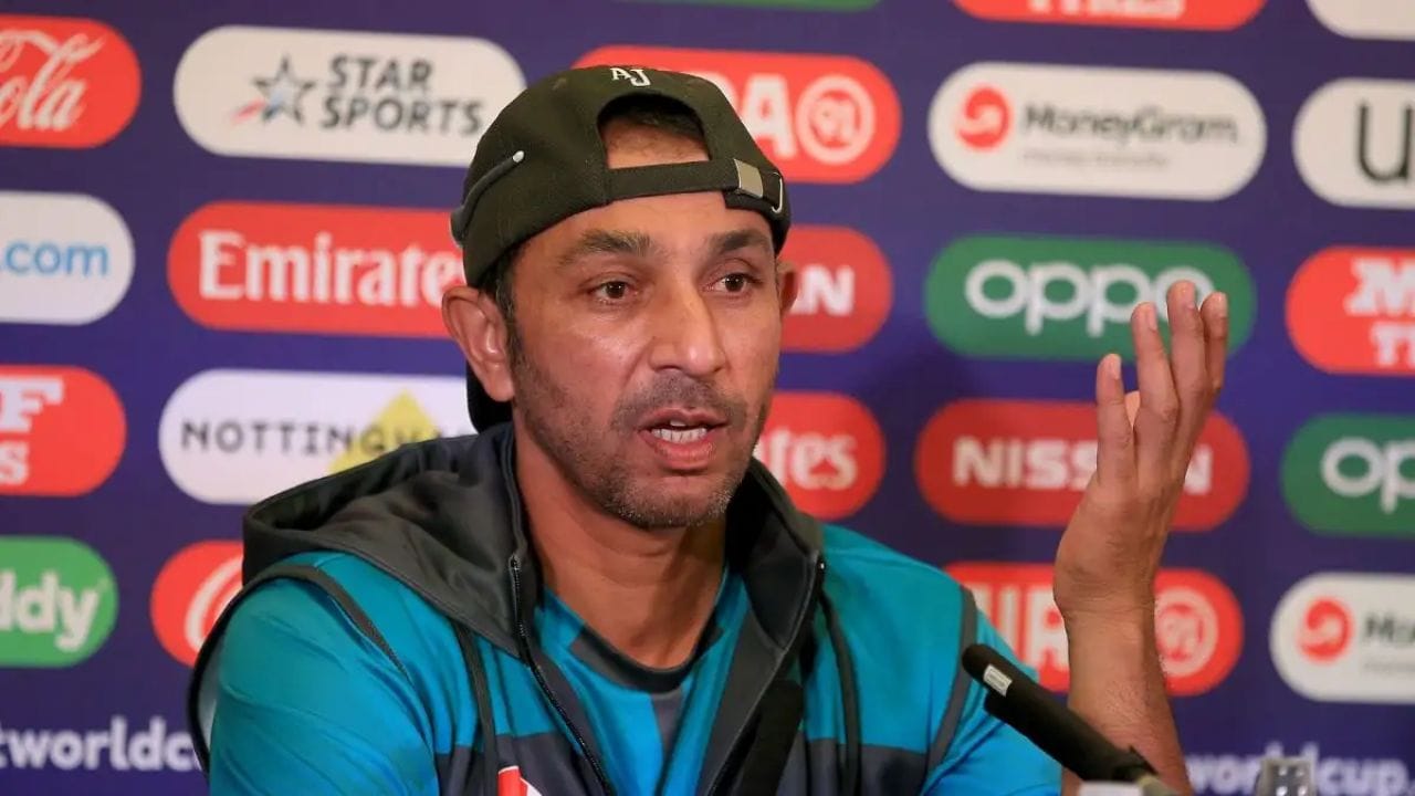 2. అజర్ మహమూద్ (2000): వకార్‌తో పాటు శిక్ష: ఇదే మ్యాచ్ లో మరో పాక్ ప్లేయర్ కూడా శిక్షకు గురయ్యాడు. వకార్ యూనిస్ బంతిని గోళ్లతో గీకుతున్న సమయంలో అజర్ మహమూద్ అతనికి సహకరించినట్లు తేలింది. దీంతో అజర్‌కు 30 శాతం మ్యాచ్ ఫీజు జరిమానా విధించారు. అలాగే, అప్పటి పాకిస్తాన్ జట్టు కెప్టెన్ మోయిన్ ఖాన్‌ను కూడా మ్యాచ్ రెఫరీ తీవ్రంగా హెచ్చరించారు.