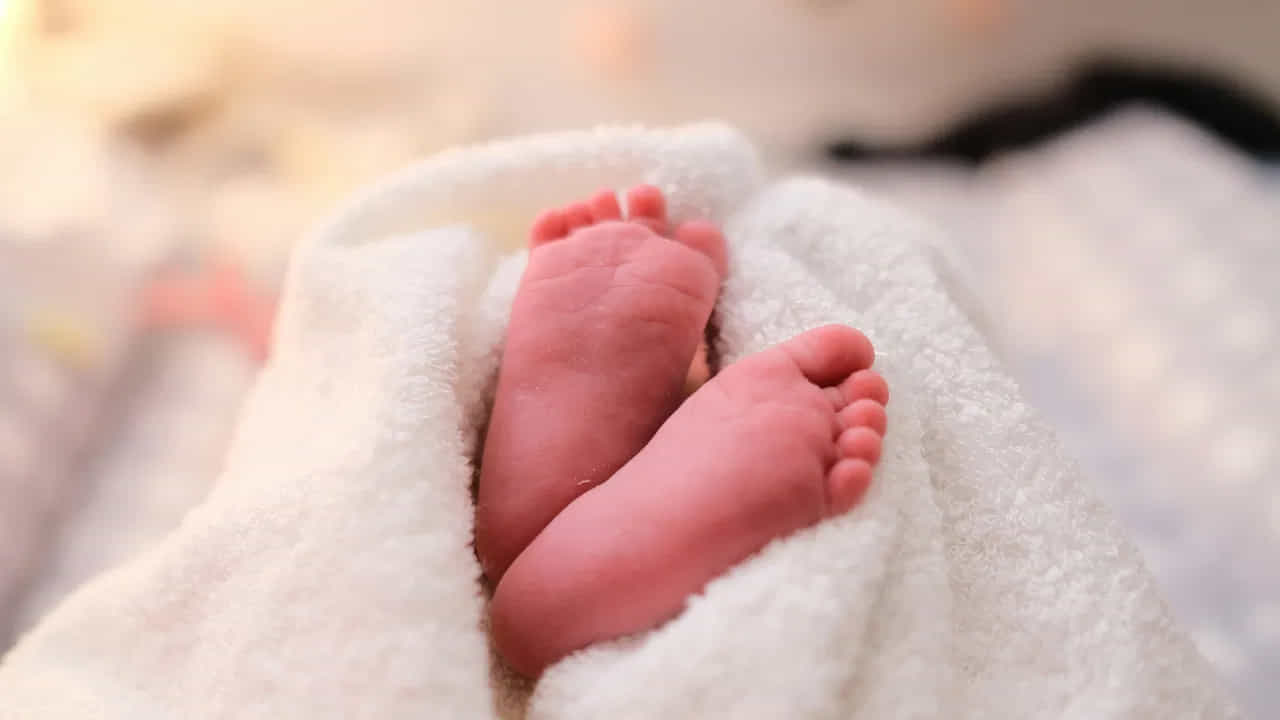 
గ్రహాలు, వారి ప్రభావం

చంద్రుడు – భావోద్వేగ సమతుల్యత, కుటుంబ సభ్యుల మధ్య అవగాహన, సానుకూల అనుబంధాలను కలిగిస్తుంది.  
శుక్రుడు – ఆనందం, వైభవం, ఆర్థిక శ్రేయస్సు. శుక్రుడు బలంగా ఉంటే, ఆడపిల్ల రాకతో ఇంటి ఆర్థిక పరిస్థితి మెరుగుపడటానికి ఇది సూచన.
గురు గ్రహం – జ్ఞానం, శ్రేయస్సు, అదృష్టానికి ప్రతీక. గురు శుభస్థితిలో ఉంటే, ఆడపిల్ల చదువులో లేదా వృత్తిలో పురోగతి సాధించడం ద్వారా కుటుంబ సంపూర్ణ అభివృద్ధికి దారి తీస్తుంది.
