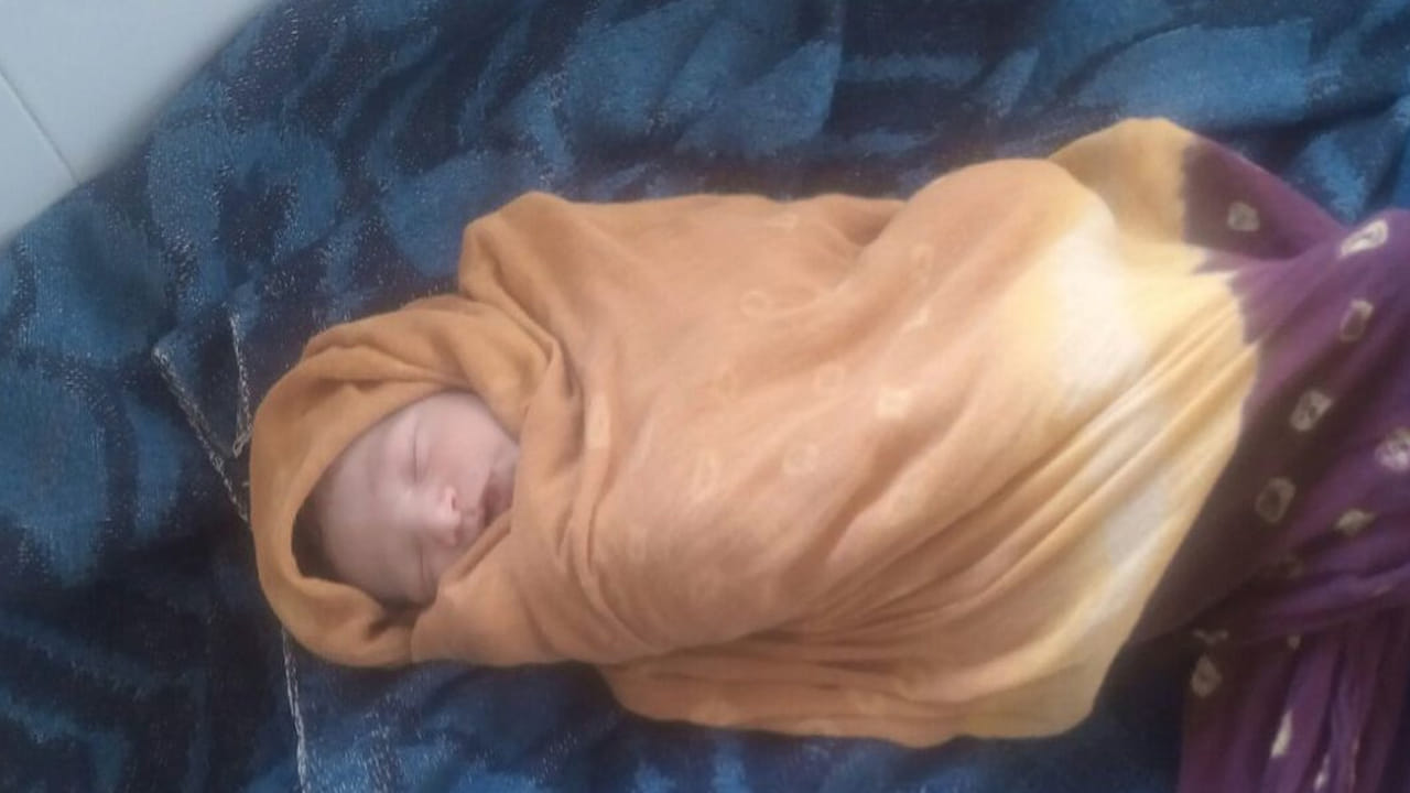 
ప్రాచీన కాలంలో కూడా ఆడపిల్లను "లక్ష్మీదేవి స్వరూపం" అని పిలిచేవారు. ఆమె స్వభావం సున్నితంగా, సమతుల్యంగా ఉండటం వలన ఇంట్లో సానుకూల వాతావరణం ఏర్పడుతుంది.

