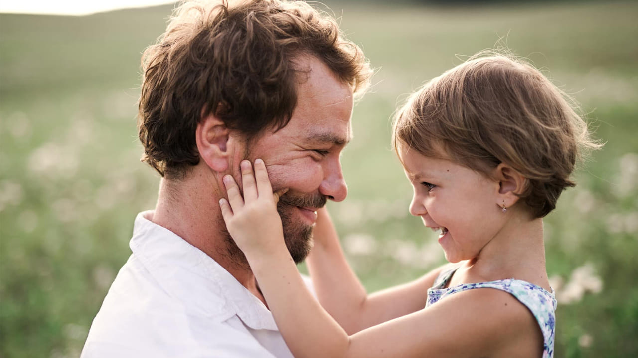 
వాస్తవ జీవితం ఉదాహరణ

మధ్యప్రదేశ్‌లోని ఒక చిన్న గ్రామంలో ఒక కుటుంబం నిరంతరం ఆర్థిక ఇబ్బందులను ఎదుర్కొంటుండగా, ఆడపిల్ల పుట్టిన తర్వాత తండ్రికి కొత్త ఉద్యోగం రావడం వల్ల కుటుంబ పరిస్థితి మెరుగుపడటానికి ప్రారంభమైంది. వారు దీన్ని కేవలం విధి నిర్ణయంగా భావించగా.. గరుడ పురాణం, జ్యోతిష్య శాస్త్రం దీనిని ఆడపిల్ల జాతకంలోని శుభయోగాలతో ముడిపెడుతుంది.
