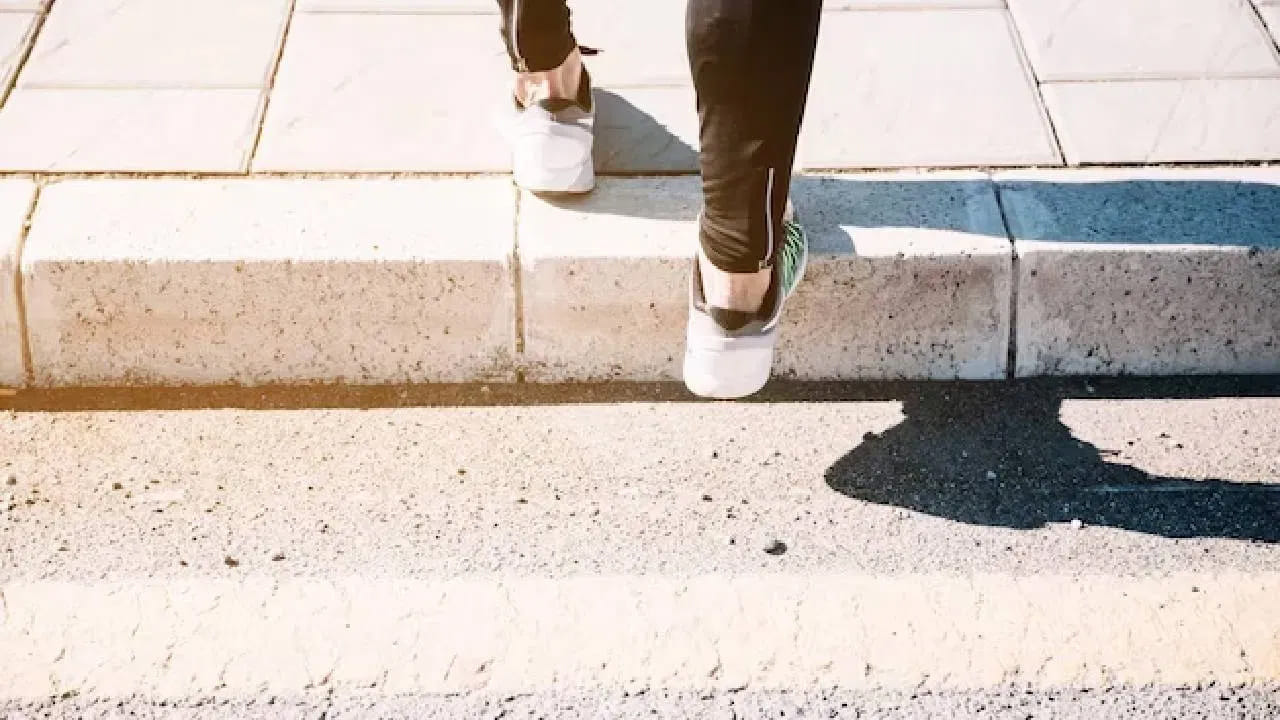 ఇటీవల కాలంలో చాలా దేశాల్లో వెనుకకు నడవడం (రివర్స్ లేదా రెట్రో వాకింగ్) అనే వ్యాయామం వేగంగా ప్రాచుర్యం పొందుతోంది. యునైటెడ్ కింగ్డమ్లో ఫిట్నెస్ అభిమానులు, ఫిజియోథెరపిస్టులు, ఆరోగ్య పరిశోధకులు ఈ నడకనే ఫాలో అవుతున్నారు. మొదట్లో ఇది కొంచెం విచిత్రంగా అనిపించినా, శరీరం, మెదడుకు ఇది అనేక ప్రయోజనాలు అందిస్తుందని పరిశోధనలు సూచిస్తున్నాయి.