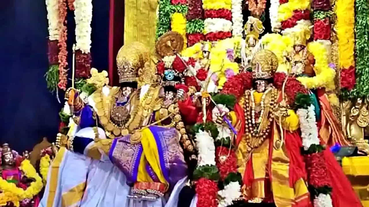 ఈసారి నవమికి రెండు లక్షల లడ్డూలను సిద్ధం చేస్తున్నారు. ఇందుకోసం 30 మంది సిబ్బంది తయారీలో నిమగ్నం కానున్నారు.శ్రీరామ నవమి రోజు స్వామివారికి సీఎం రేవంత్ రెడ్డి ముత్యాల తలంబ్రాలు,పట్టు వస్త్రాలు సమర్పించనున్నారు..మంత్రులు ,ఎమ్మెల్యేలు ,అధికారులు పెద్ద సంఖ్యలో తరలి వచ్చే అవకాశం ఉంది..అందుకు అనుగుణంగా ఏర్పాట్లు చేస్తున్నారు.