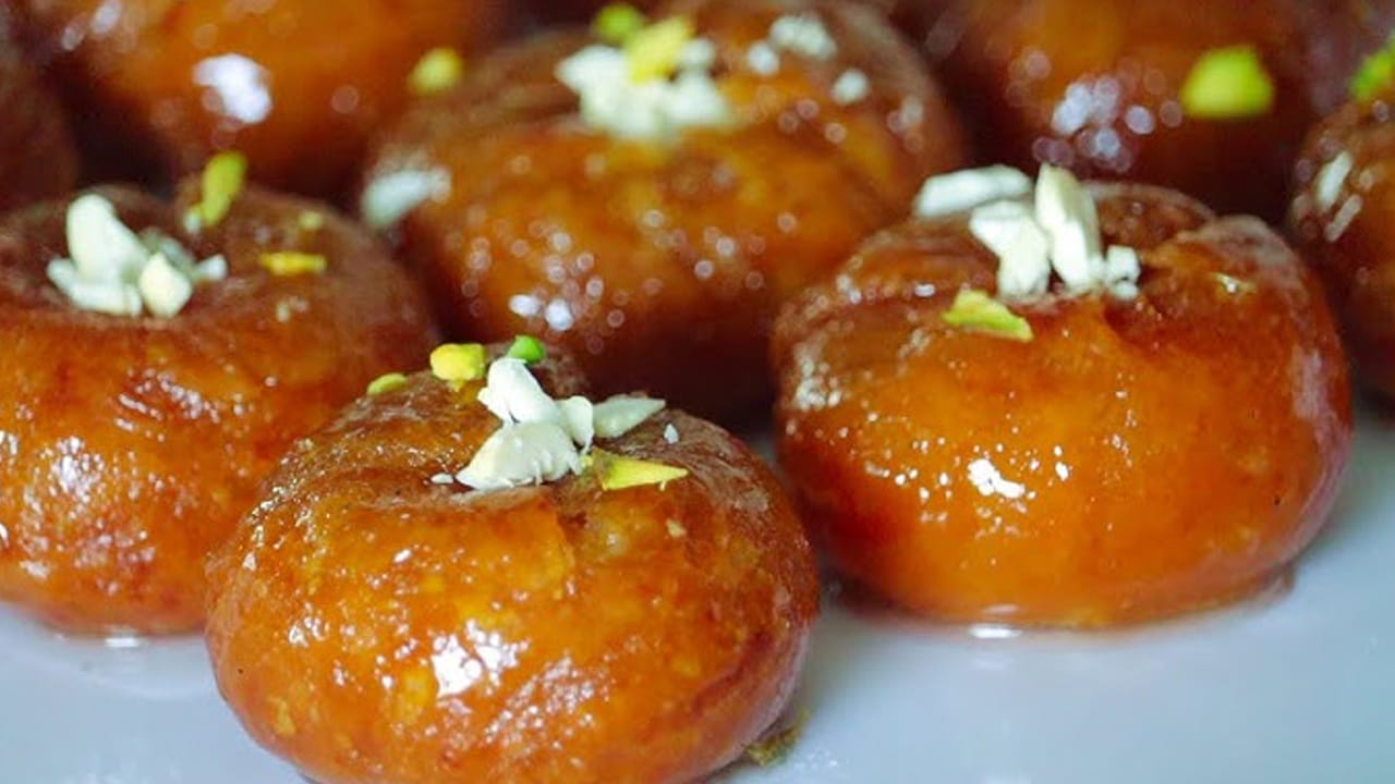 పాకం తయారీ : ఇప్పుడు ఒక బౌల్ తీసుకొని అందులో నీళ్లు పోసుకొని, అదే విధంగా పంచదార వేసి, సన్నగా పాకం వచ్చే వరకు మరిగించుకోవాలి. తీగలా పాకం వచ్చిన తర్వాత మనం ముందుగా వేయించి పెట్టుకున్న బాద్ షాలను అందులో వేసి 10 నిమిషాలు అందులో ఉంచి తియ్యాలి.  అంతే టేస్టీ టేస్టీ హాలీ స్పెషల్ స్వీట్ బాద్ షా తయారీ రెడీ.