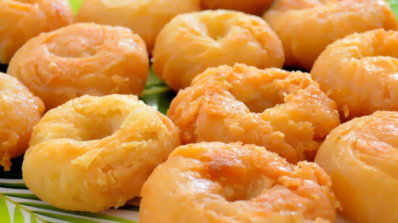 కాగా, బాద్ షా తయారీ కోసం కావాల్సిన పదార్థాలు : మైదా అర కేజీ, డాల్డా 200 గ్రాములు, బేకింగ్ సోడా, చక్కెర కేజీ, యాలకుల పొడి వన్ టీ స్పూన్, నెయ్యి 10 గ్రాములు, అర లీటర్ వాటర్, ఆయిల్.