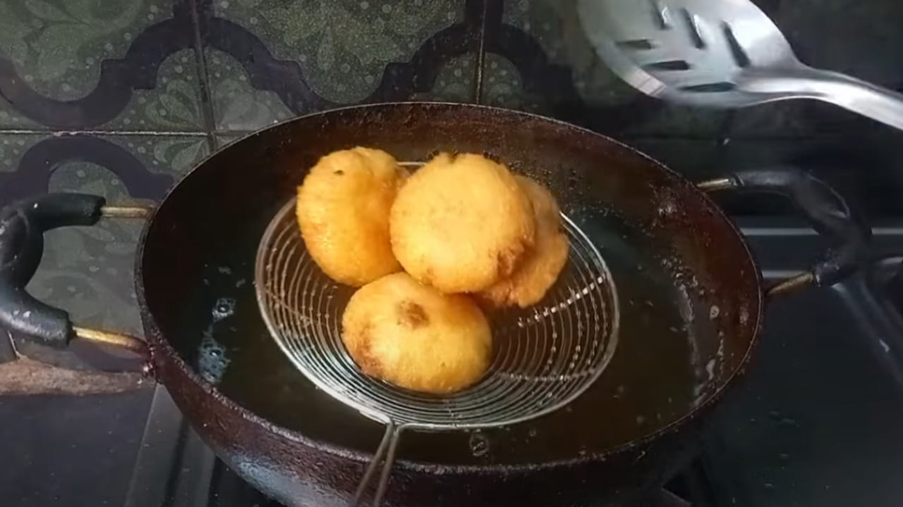 తయారీ విధానం : ముందుగా ఒక బౌల్ తీసుకొని అందులో మైదా పిండి, బేకింగ్ సోడా ,డాల్డా అన్నీ బౌల్‌లో వేసుకొని,  సరిపోయే అన్ని నీళ్లు పోసి, ఉండలు లేకుండా కలుపుకోవాలి. దీని వలన  పిండి చిక్కగా మారి, బాద్‌షాలు చాలా బాగా వస్తాయి.