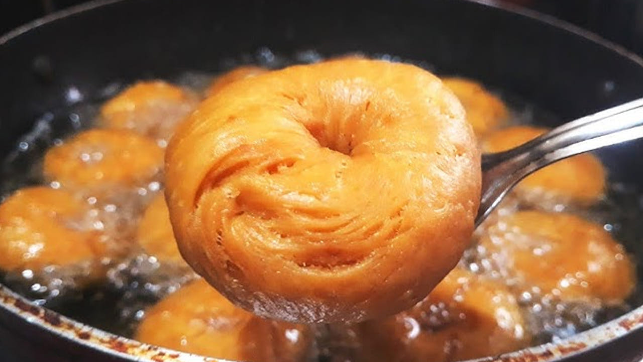 ఇప్పుడు గ్యాస్ స్టవ్ ఆన్ చేసి, మరో బౌల్ పెట్టి, అందులో బాద్ షాలు వేయించు కోవడానికి సరిపడ నూనె పోసుకోవాలి. నూనె వేడి అయిన తర్వాత గుడ్రంగా తయార చేసుకొని, వాటి మధ్యలో చిన్న రంధ్రం చేసి, వాటిని నూనెలో వేస్తూ బంగారు రంగు వచ్చే వరకు వేయించుకోవాలి.  గోల్డ్ కలర్ వస్తే బాద్ షాలు చాలా టేస్టీగా ఉంటాయి.