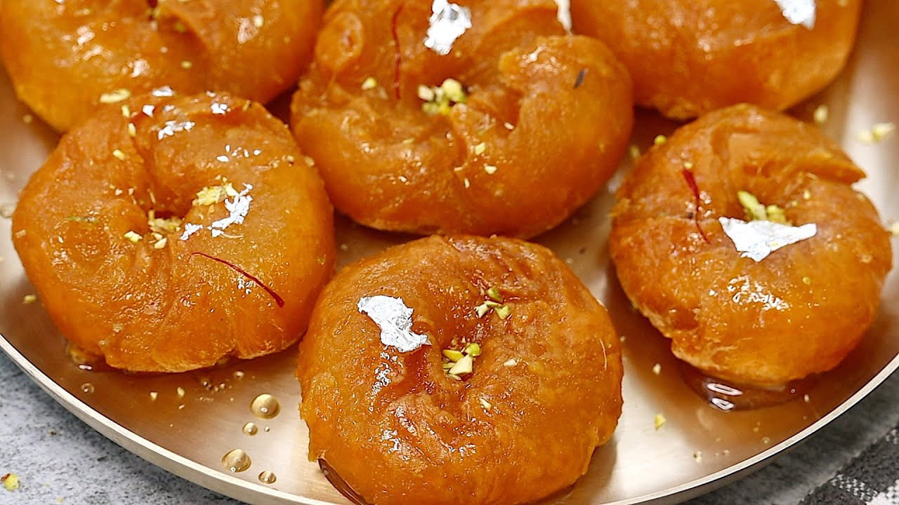 హోలీ పండుగ అంటే ఇష్టపడని వారు ఎవరు ఉంటారు చెప్పండి. చిన్న పిల్లల నుంచి పెద్ద వారి వరకు ప్రతి ఒక్కరూ ఎంతో ఇష్టంగా ఈ పండుగను సెలబ్రేట్ చేసుకుంటారు. ఇక హోలీ ఆడిన తర్వాత తమ స్నేహితులకు స్వీట్ తినిపించి విషెస్ చెబుతుంటారు. అయితే మీరే స్వయంగా బాద్ షా తయారు చేసి, మీ బంధు మిత్రులకు సర్ ప్రైజ్ ఇవ్వండి.