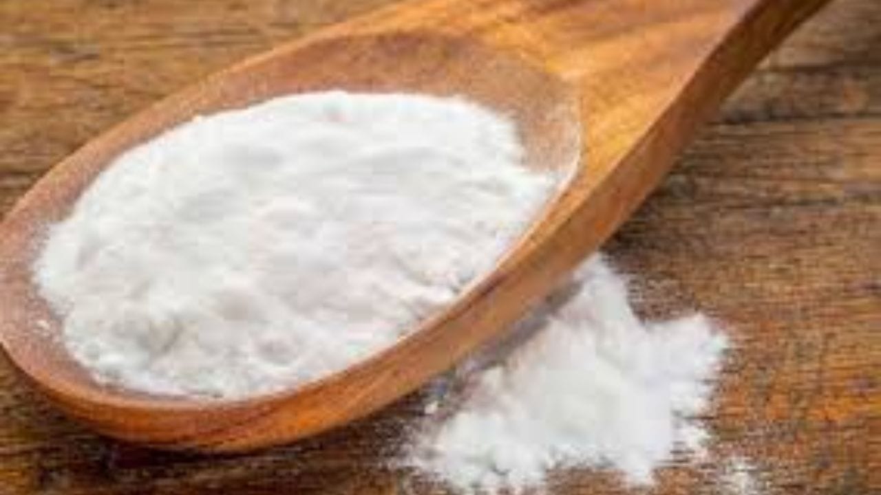 బేకింగ్ సోడా: కొంతమంది చర్మాన్ని క్లియర్‌గా, మెరిసేలా చేయడానికి బేకింగ్ సోడాతో స్క్రబ్ చేస్తారు. అయితే, బేకింగ్ సోడా చర్మం కంటే భిన్నమైన pH స్థాయిని కలిగి ఉంటుంది. ముఖానికి అప్లై చేసినప్పుడు, ఇది చర్మంలోని సహజ నూనెలను తొలగిస్తుంది, ఇది పొడిగా, గరుకుగా, సున్నితంగా ఉంటుంది. దీన్ని క్రమం తప్పకుండా ఉపయోగించడం వల్ల మొటిమలు, చికాకు వచ్చే ప్రమాదం పెరుగుతుంది.