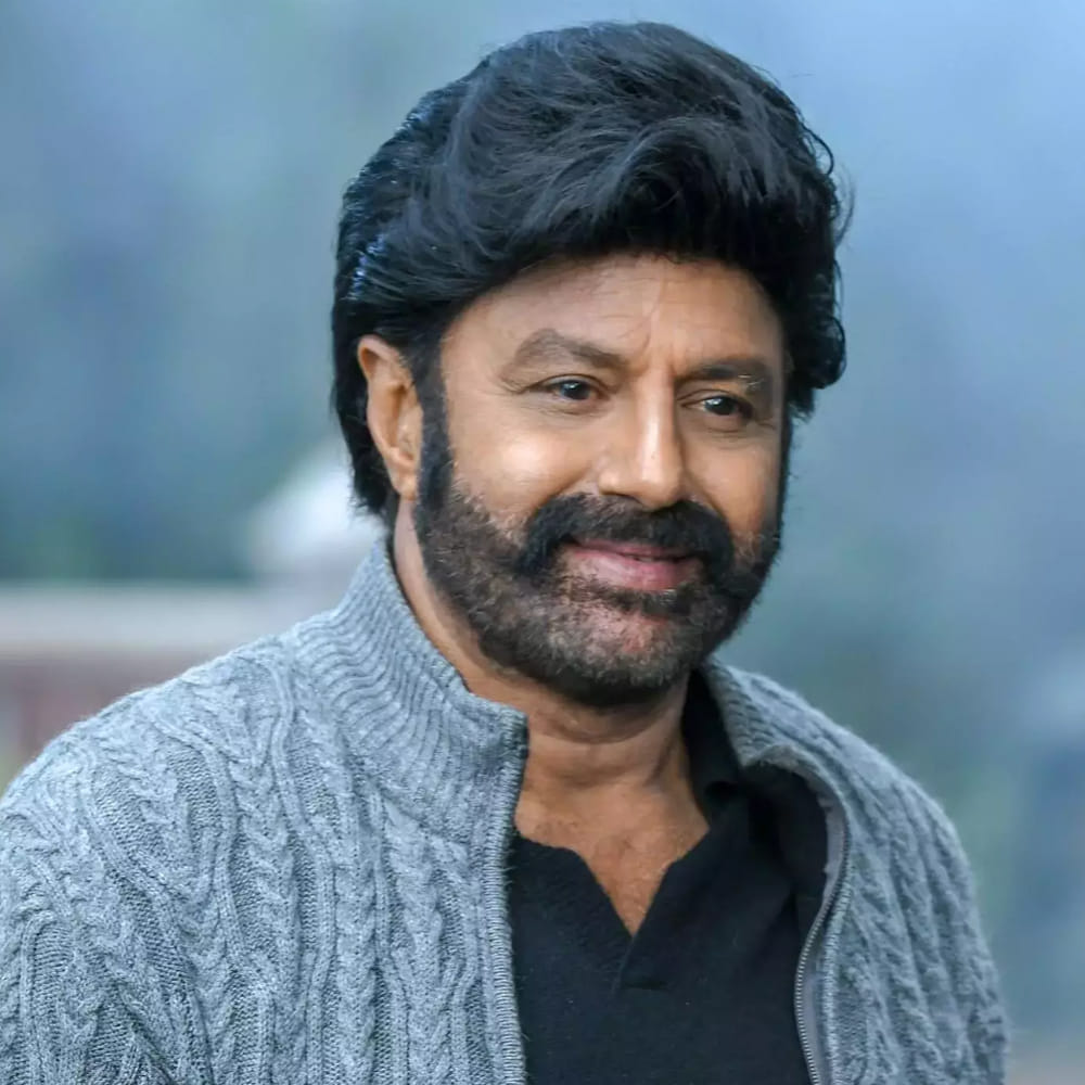 60 ఏళ్ల వయసులోనూ వరుస సినిమాలతో వెండితెరపై సందడి చేస్తున్నారు. మాస్ యాక్షన్ చిత్రాలతో బాక్సాఫీస్ వద్ద సంచలనం సృష్టిస్తున్నారు. చివరిగా బాలకృష్ణ అఖండ 2 సినిమాతో ప్రేక్షకులను మెప్పించారు. ఈ సినిమా బాక్సాఫీస్ దగ్గర భారీ విజయాన్ని అందుకుంది.