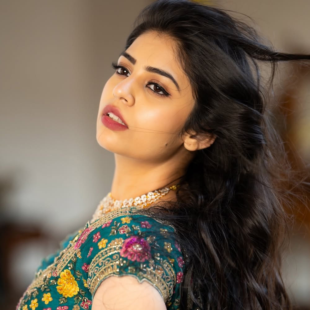 ఆమె మరెవరో కాదు.. హీరోయిన్ బాంధవి శ్రీధర్. ప్రస్తుతం సోషల్ మీడియాలో ఈ అమ్మడు తన అందాలతో కుర్రాళ్లను పిచ్చెక్కిస్తోంది.  ఇప్పుడిప్పుడే వరుస ఫోటోషూట్లతో కట్టిపడేస్తుంది. తాజాగా ఈ అమ్మడు షేర్ చేసిన ఫోటోస్ నెట్టింట వైరలవుతున్నాయి. తెలుగులో మసూధ సినిమాతో ఈ అమ్మడు విపరీతమైన క్రేజ్ సొంతం చేసుకుంది. 