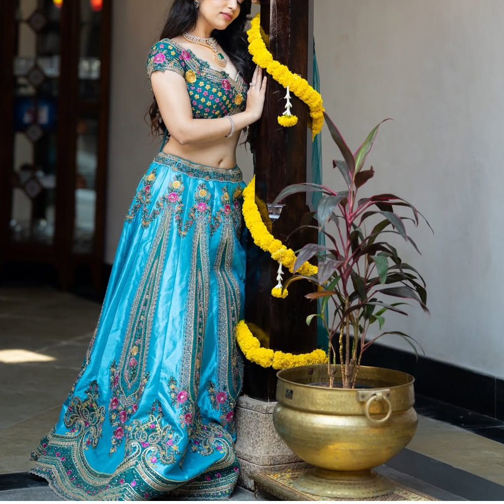 పైన ఫోటోలో కనిపిస్తున్న అమ్మడు ఎవరో తెలుసా.. ? తెలుగు ప్రేక్షకులకు ఇష్టమైన అమ్మాయి. ఒక్క హారర్ సినిమాతోనే తెలుగులో ఓవర్ నైట్ స్టార్ అయిపోయింది. దెయ్యం పట్టిన అమ్మాయిగా నటించి అందరిని ఆశ్చర్యపరిచింది. ఇప్పటికీ ఆమెను దెయ్యం పట్టిన అమ్మాయిగానే గుర్తుపడతారంటే తన నటనతో ఏ స్థాయిలో ఆకట్టుకుందో చెప్పక్కర్లేదు. ప్రస్తుతం తెలుగులో వరుస అవకాశాలు అందుకుంటుంది. 