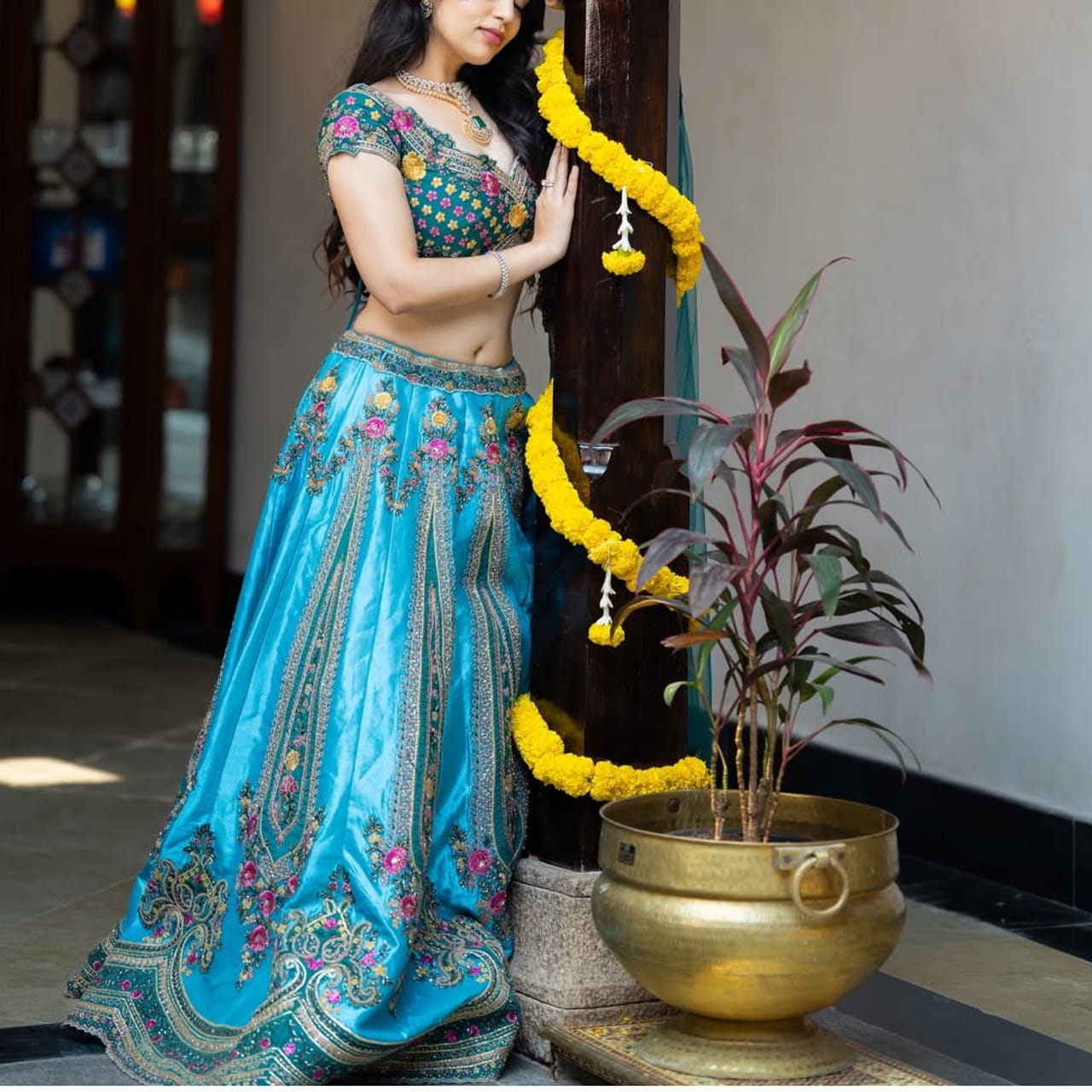 పైన ఫోటోలో కనిపిస్తున్న అమ్మడు ఎవరో తెలుసా.. ? తెలుగు ప్రేక్షకులకు ఇష్టమైన అమ్మాయి. ఒక్క హారర్ సినిమాతోనే తెలుగులో ఓవర్ నైట్ స్టార్ అయిపోయింది. దెయ్యం పట్టిన అమ్మాయిగా నటించి అందరిని ఆశ్చర్యపరిచింది. ఇప్పటికీ ఆమెను దెయ్యం పట్టిన అమ్మాయిగానే గుర్తుపడతారంటే తన నటనతో ఏ స్థాయిలో ఆకట్టుకుందో చెప్పక్కర్లేదు. ప్రస్తుతం తెలుగులో వరుస అవకాశాలు అందుకుంటుంది. 