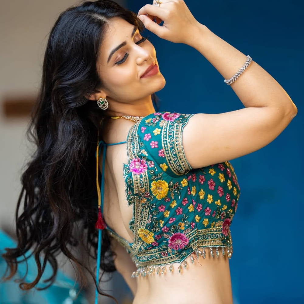 అయితే మసూధ తర్వాత బాంధవికి గుర్తింపు వచ్చింది కానీ ఆశించిన స్థాయిలో అవకాశాలు మాత్రం రాలేదు. ఇటీవలే రామ్ చరణ్ నటిస్తున్న పెద్ది చిత్రంలో జాన్వీ కపూర్ డూప్ గా నటించిందట. జాన్వీ  కపూర్ హైట్ 5 అడుగుల 4 అంగుళాలు. బాంధవి కూడా సేమ్ హైట్ ఉండటంతో ఈ బ్యూటీని డూప్ గా తీసుకున్నారని సమాచారం.