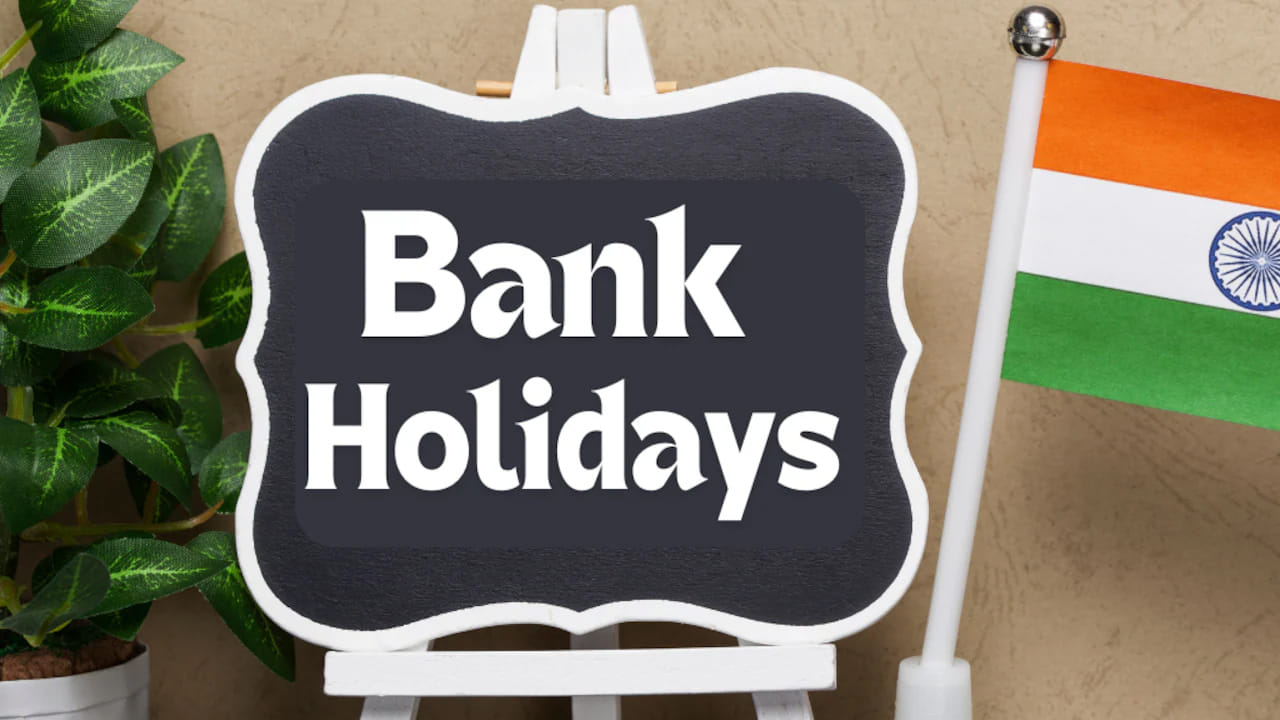 శనివారం దేశవ్యాప్తంగా రంజాన్ వేడుకలు ఘనంగా జరుగుతున్నాయి. తెల్లవారుజాము నుంచే మసీదులు కిక్కిరిసిపోయాయి. ప్రపంచవ్యాప్తంగా శాంతి కోసం ప్రత్యేక నమాజ్లు చేస్తున్నారు. యుద్దం త్వరగా ముగియాలంటూ ముస్లింలు ప్రార్థనలు చేస్తున్నారు. ఢిల్లీలోని జామా మసీదులో వేలాది మంది ప్రత్యేక ప్రార్థనలకు హాజరయ్యారు. ఇక తెలుగు రాష్ట్రాల్లో కూడా రంజాన్ వేడుకలు ఘనంగా జరుగుతున్నాయి.