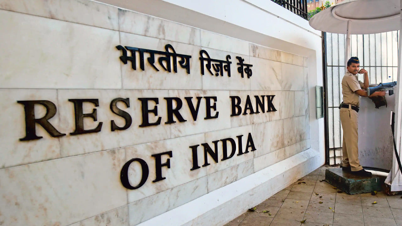 ఇక ఏప్రిల్ 1న అనేక సిటీలలో బ్యాంకు సేవలు నిలిచిపోనున్నాయి. బ్యాంకులు తెరిచి ఉంటాయి గానీ కస్టమర్లకు సేవలు అందించరు. కొత్త ఆర్ధిక సంవత్సరం రావడంతో తమ అకౌంటింగ్ ప్రక్రియలను పూర్తి చేయడానికి, లావాదేవీలను సరిపోల్చుకోడానికి, ఇతర ఆర్దిక నివేదికలను సిద్దం చేయడానికి బ్యాంక్ సిబ్బంది పనిచేస్తారు. అందుకే ఏప్రిల్ 1న బ్యాంక్ బ్రాంచ్ సేవలను పొందటంలో కస్టమర్లు ఇబ్బందులు పడవచ్చు