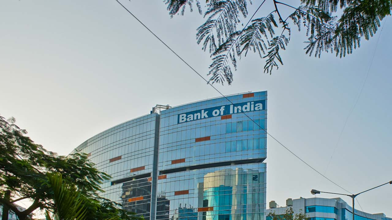 ఇక ఏప్రిల్‌లో బ్యాంక్ సెలవులు చాలానే ఉన్నాయి. ఏప్రిల్ 3న గుడ్ ఫ్రైడే, ఏప్రిల్ 11న రెండో శనివారం, ఏప్రిల్ 14న అంబేడ్కర్ జయంతి. ఏప్రిల్ 25న రెండో శనివారం సందర్భంగా బ్యాంకులు క్లోజ్ చేయనున్నారు.  అయితే బ్యాంకులు మూసివేసినా ఆన్ లైన్, ఏటీఎం, యూపీఐ సేవలు ఎప్పటిలాగే పనిచేస్తాయి. కేవలం చెక్కుల క్లియరెన్స్ సేవలు నిలిచిపోతాయి.
