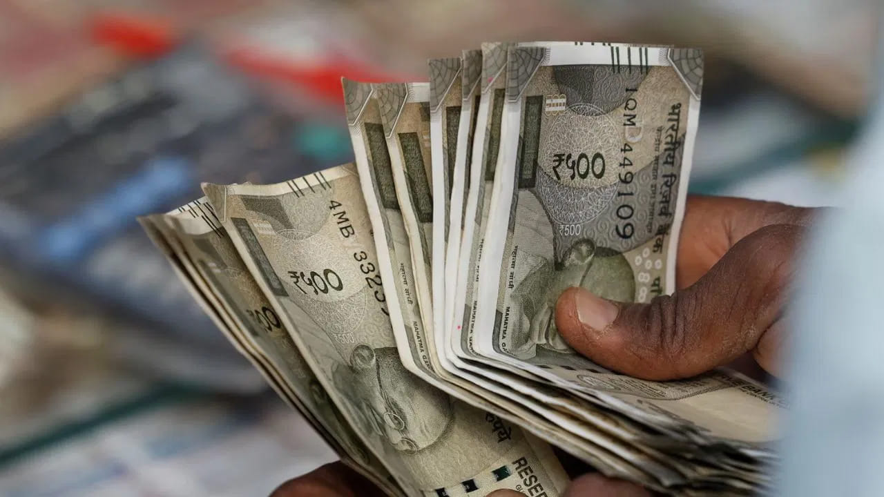  మీ క్లెయిమ్ చేయని డబ్బును క్లెయిమ్ చేసుకోవడానికి మీరు ఏదైనా బ్యాంకు శాఖను సందర్శించవచ్చు. క్లెయిమ్ ఫారమ్ నింపి ఆధార్, ఓటరు ఐడి లేదా పాస్‌పోర్ట్ వంటి KYC పత్రాలను సమర్పించవచ్చు. మీరు వారసుడిగా క్లెయిమ్ చేసుకుంటుంటే మరణ ధృవీకరణ పత్రం వంటి చట్టపరమైన పత్రాలను సమర్పించండి. ధృవీకరణ తర్వాత బ్యాంక్ ఆర్బీఐ DEA నిధి నుండి మీకు డబ్బును బదిలీ చేస్తుంది. దీనికి అదనపు రుసుము లేదు. 