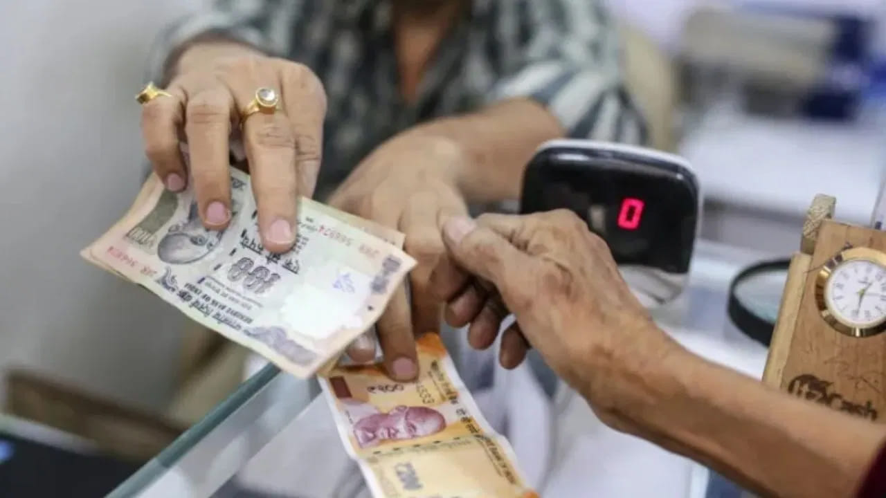  ఈ పరిస్థితిలో రిజర్వ్ బ్యాంక్ ఆఫ్ ఇండియా (RBI) పూర్తి సహాయాన్ని అందిస్తోంది. మీరు లేదా మీ చట్టపరమైన వారసులు కొన్ని సులభమైన దశలను అనుసరించడం ద్వారా క్లెయిమ్ చేయని డబ్బును తిరిగి పొందవచ్చు. 