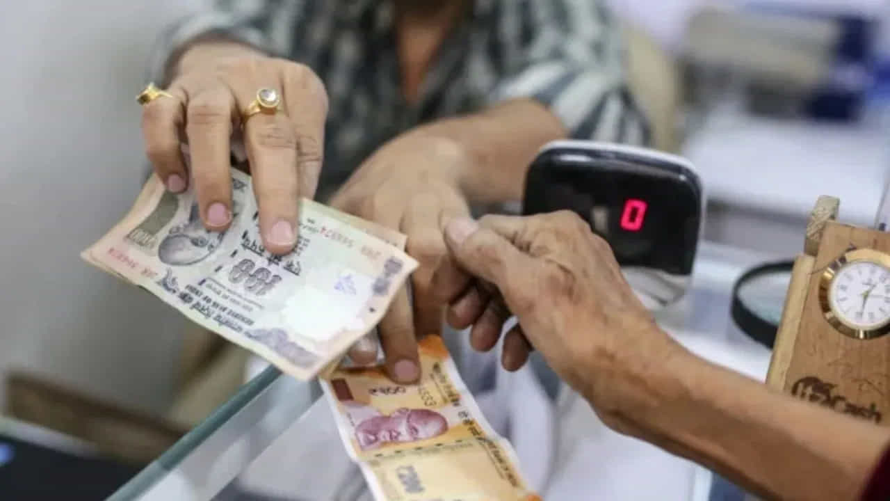 ఈ పరిస్థితిలో రిజర్వ్ బ్యాంక్ ఆఫ్ ఇండియా (RBI) పూర్తి సహాయాన్ని అందిస్తోంది. మీరు లేదా మీ చట్టపరమైన వారసులు కొన్ని సులభమైన దశలను అనుసరించడం ద్వారా క్లెయిమ్ చేయని డబ్బును తిరిగి పొందవచ్చు.