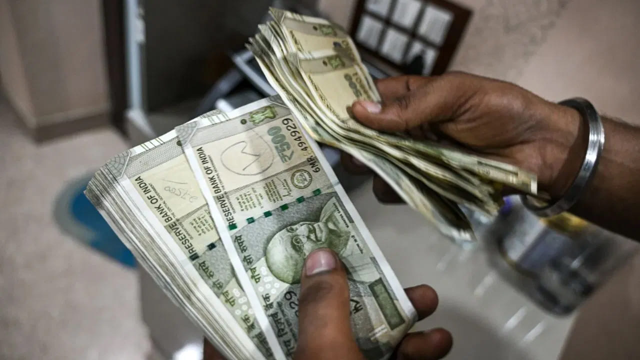  ఆర్బీఐ ప్రకారం.. దేశవ్యాప్తంగా కోట్లాది రూపాయలు క్లెయిమ్ చేయకుండా పడి ఉన్నాయి. ఒక ఖాతాలో రెండేళ్లుగా ఎటువంటి ఆర్థిక లావాదేవీ జరగకపోతే లేదా బ్యాంకు ఖాతా 10 సంవత్సరాలుగా పనిచేయకపోతే RBI ఈ క్లెయిమ్ చేయని డిపాజిట్లను DEA (డిపాజిటర్ ఎడ్యుకేషన్ అండ్ అవేర్‌నెస్) నిధికి బదిలీ చేస్తుంది.