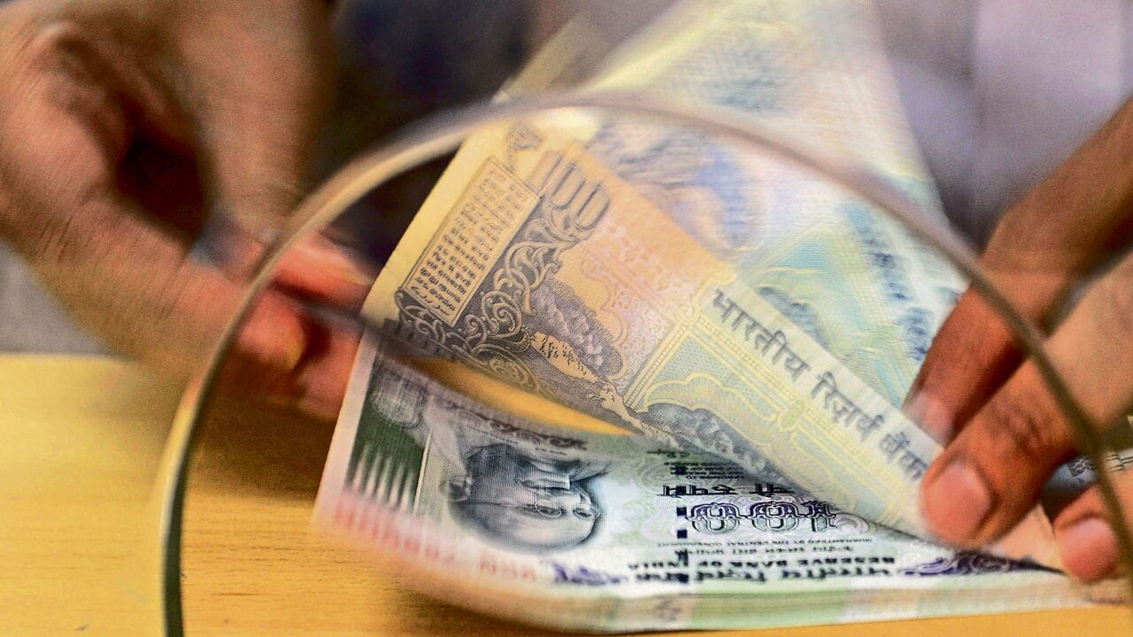  అయితే మీ డబ్బు పూర్తిగా సురక్షితంగా ఉంటుంది. మీరు లేదా మీ చట్టబద్ధమైన వారసులు ఎవరైనా ఈ నిధులను క్లెయిమ్ చేసుకోవచ్చు. వాటిని క్లెయిమ్ చేయడానికి ఆర్బీఐ ఎటువంటి పరిమితిని నిర్ణయించలేదు. అంటే క్లెయిమ్ చేయని ఖాతాలో డబ్బు ఉందని, మీరు దాని చట్టబద్ధమైన వారసుడు అని మీరు కనుగొంటే మీరు దానిని క్లెయిమ్ చేసుకోవచ్చు.